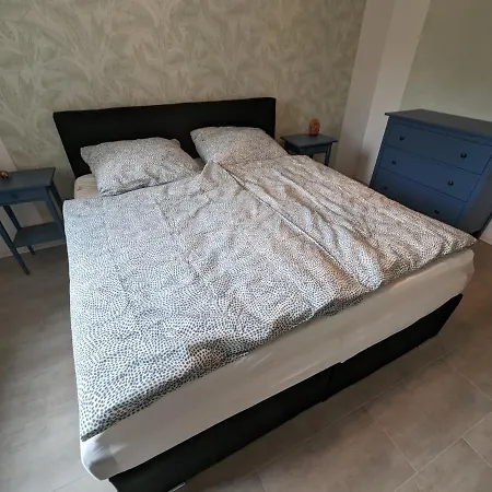 Zwei Zimmer Apartamento *